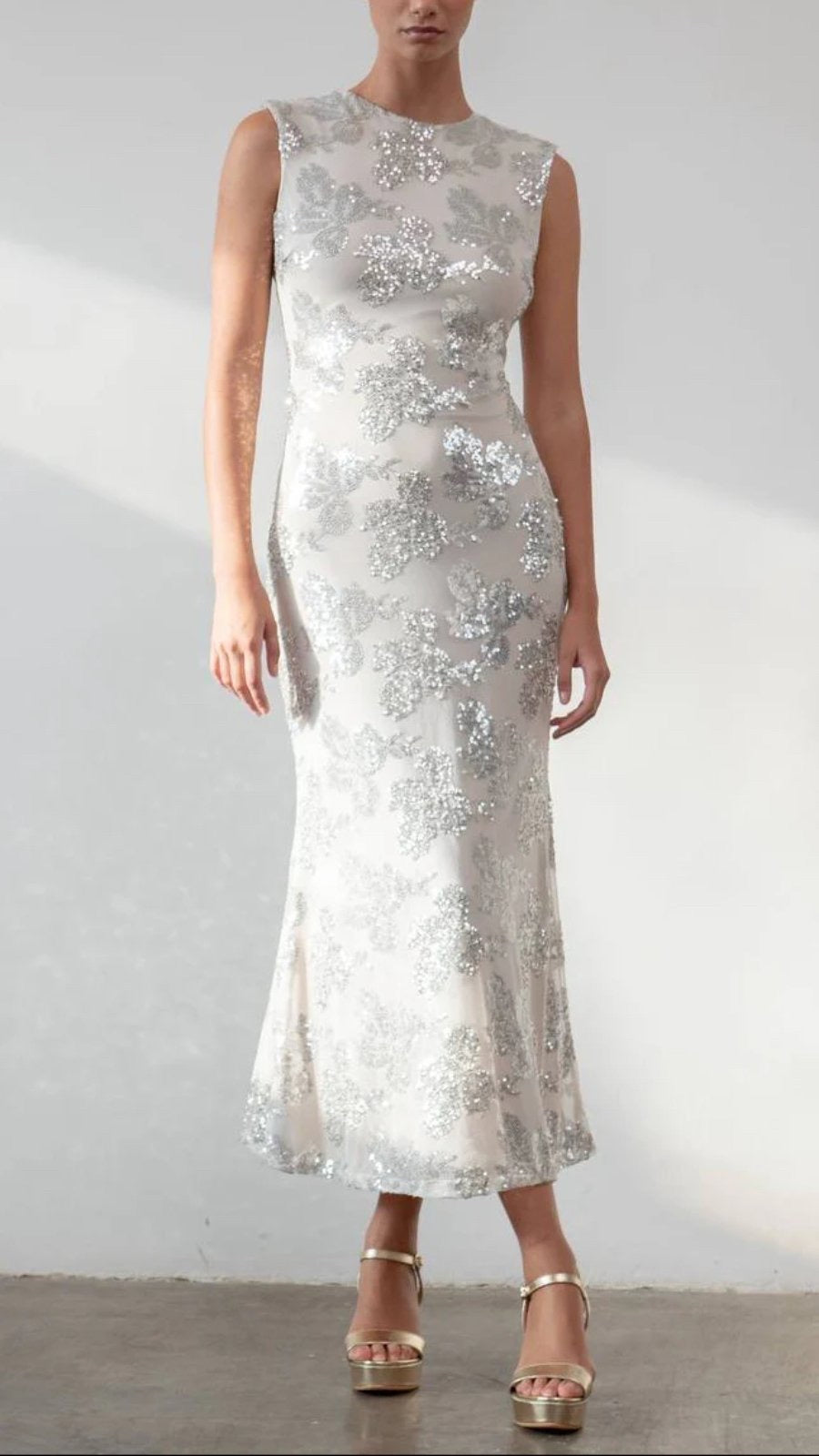 Φόρεμα με έξω πλάτη και παγιέτα