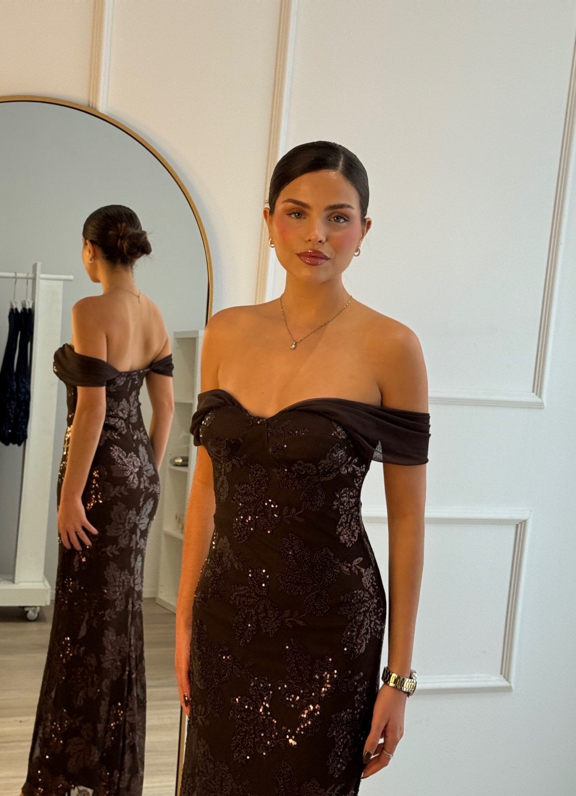 Φόρεμα με έξω ώμους και κεντητές λεπτομέρειες