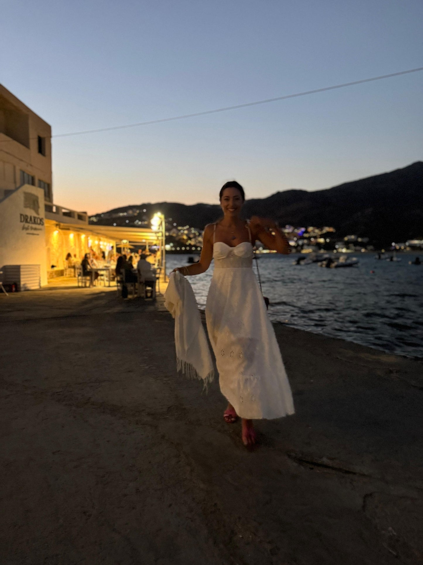 Φόρεμα με διατρητες λεπτομέρεις