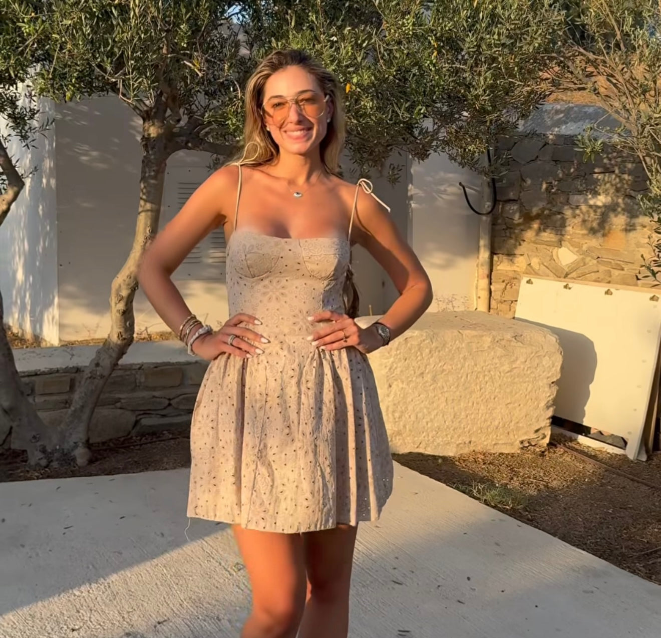 Φόρεμα με διάτρητα στοιχεία και κορδόνια