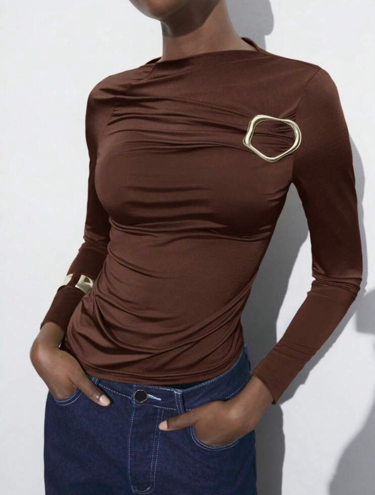 Μακρυμάνικη μπλούζα με χρυσή λεπτομέρεια