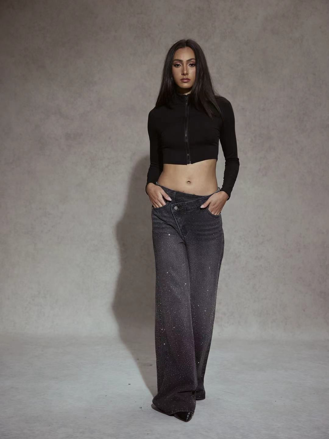 Τζιν παντελόνι με ασύμμετρο κουμπωμα και στρας