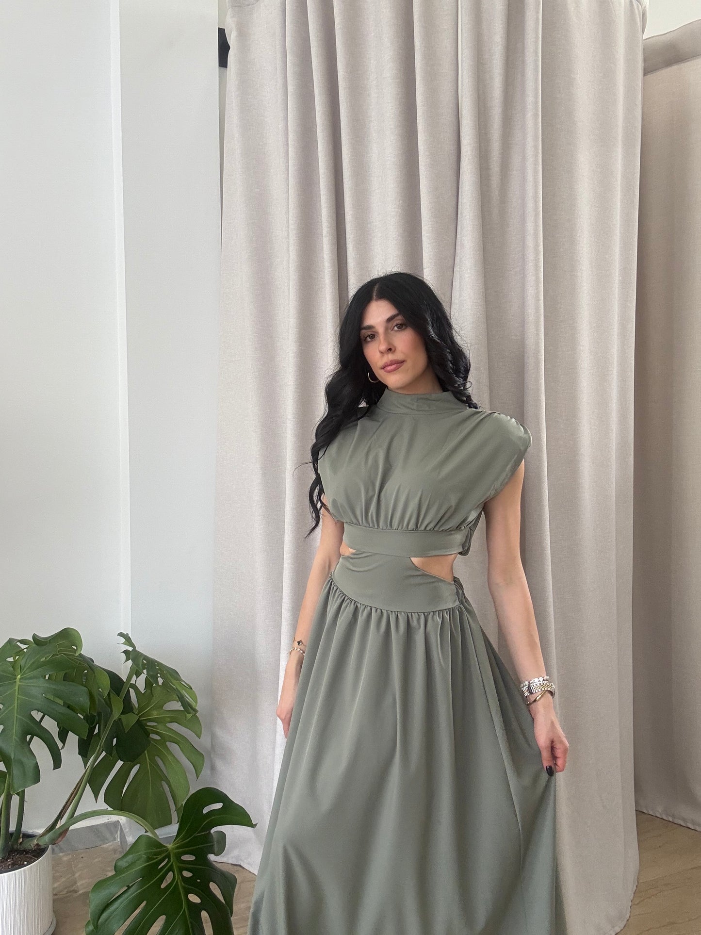 Φόρεμα cut out με βάτες