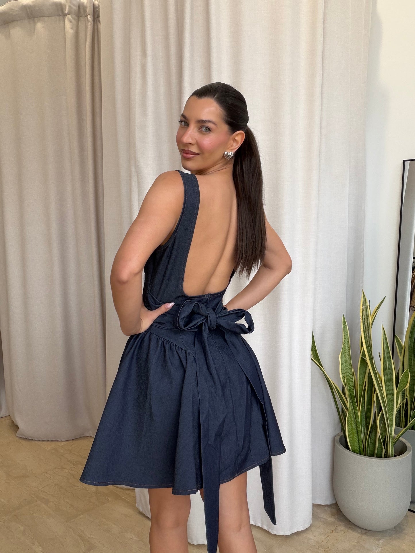 Denim mini φόρεμα με έξω πλάτη