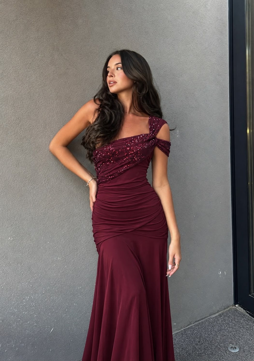 Maxi φόρεμα one shoulder με στρας και σούρες μπορντό