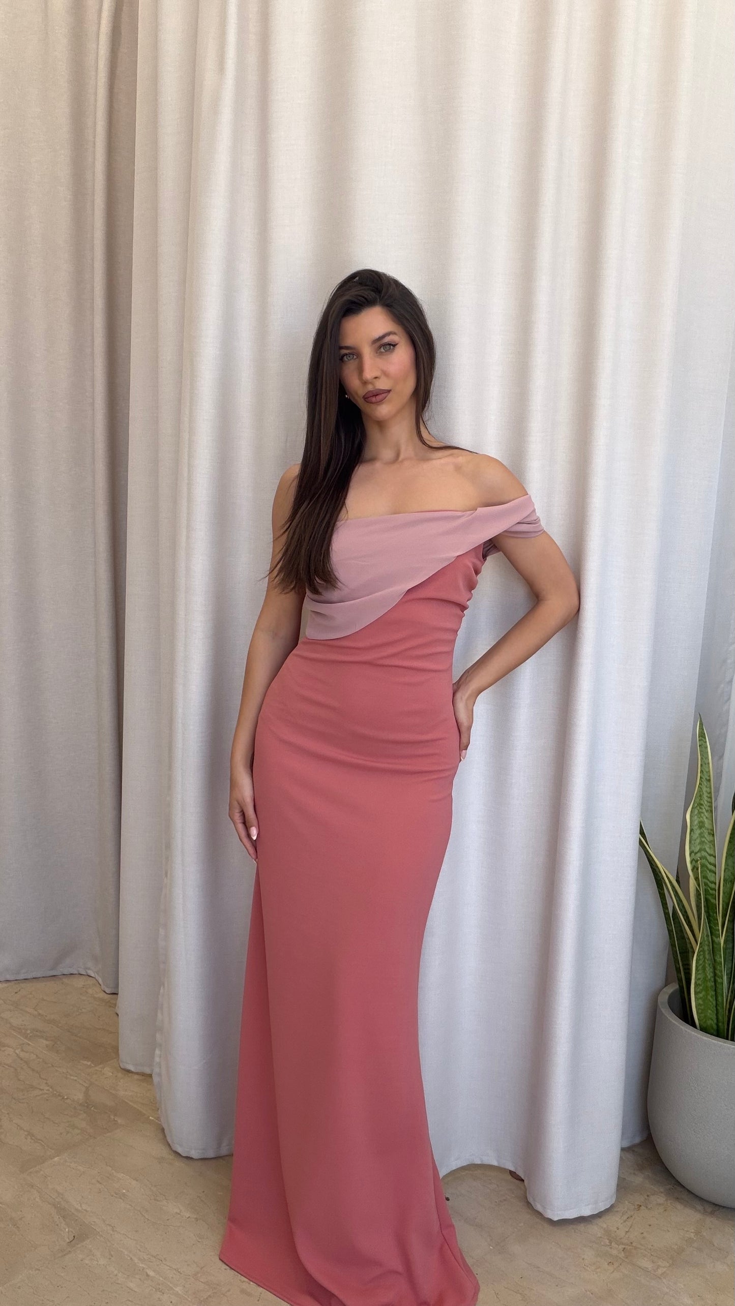 Maxi φόρεμα off-shoulder με διχρωμία