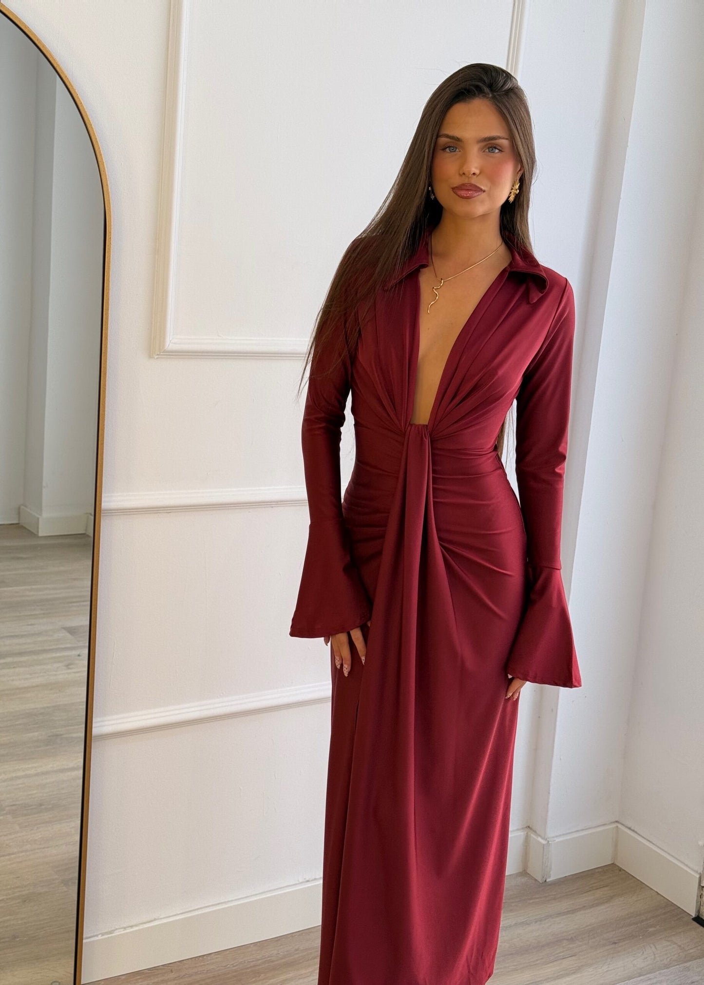 Φόρεμα μακρυμάνικο με ντεκολτέ