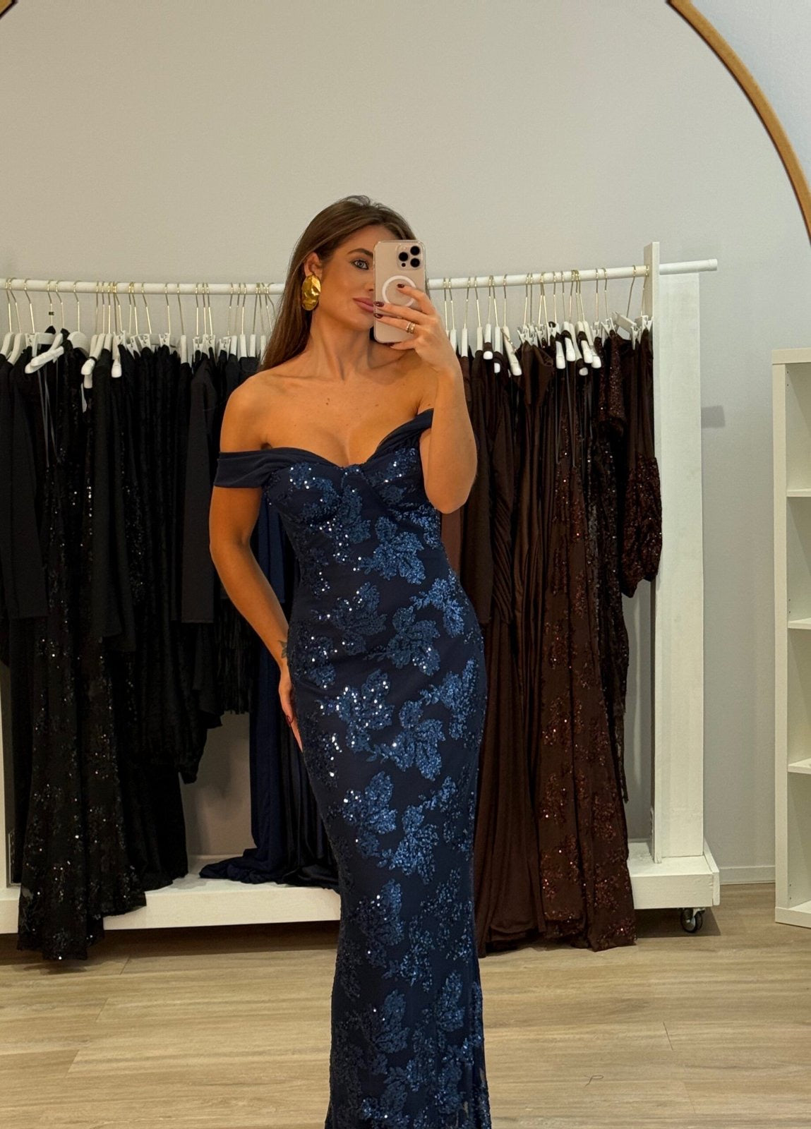 Φόρεμα με έξω ώμους και κεντητές λεπτομέρειες