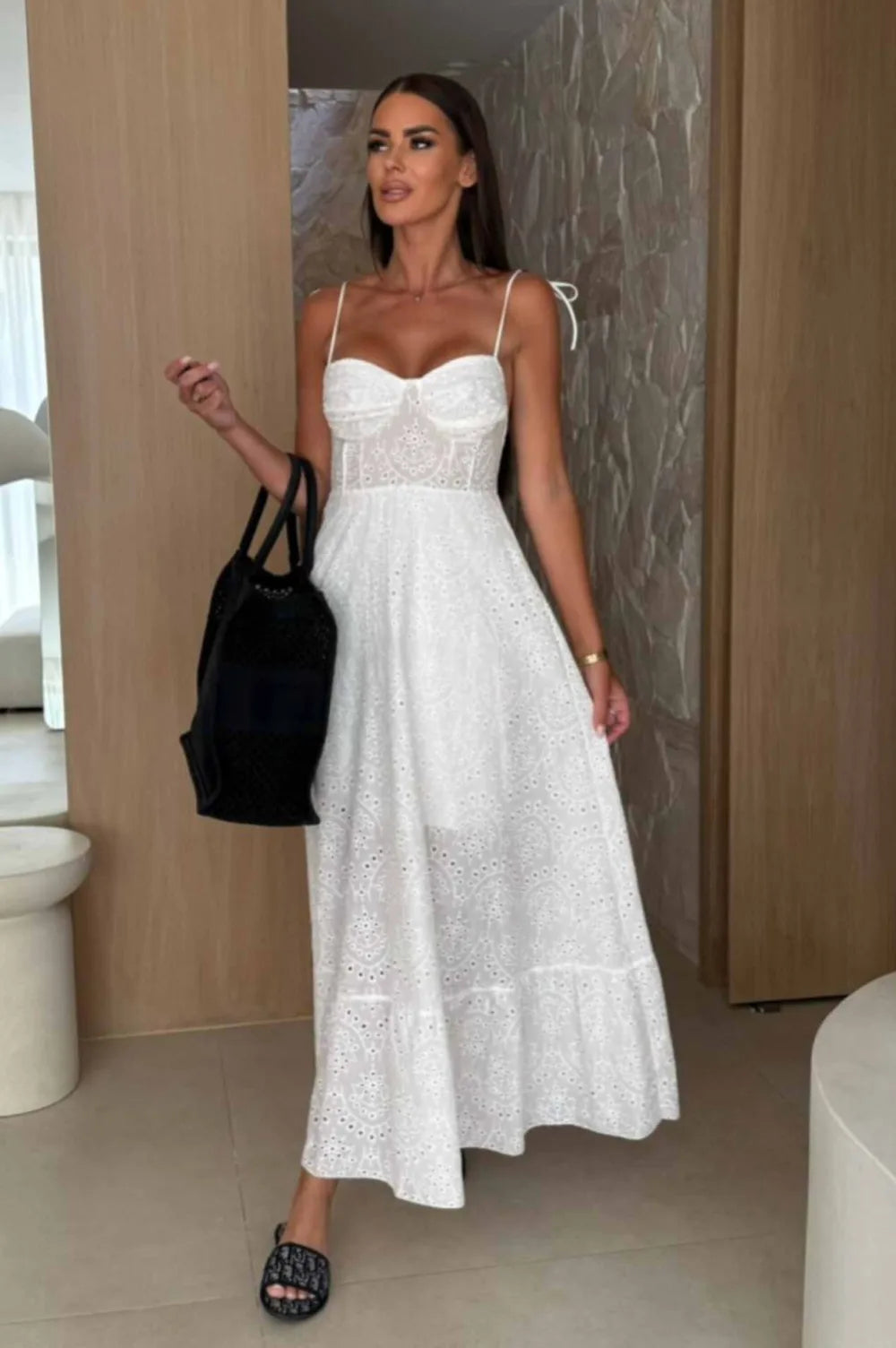 Φόρεμα με διατρητες λεπτομέρεις