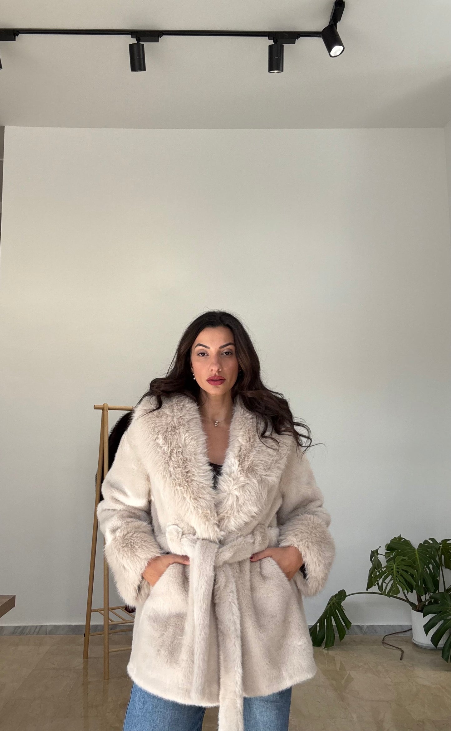 Πανωφόρι faux γούνα με ζώνη