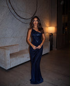 Maxi φόρεμα one shoulder μπλε σκούρο σε μοντέλο