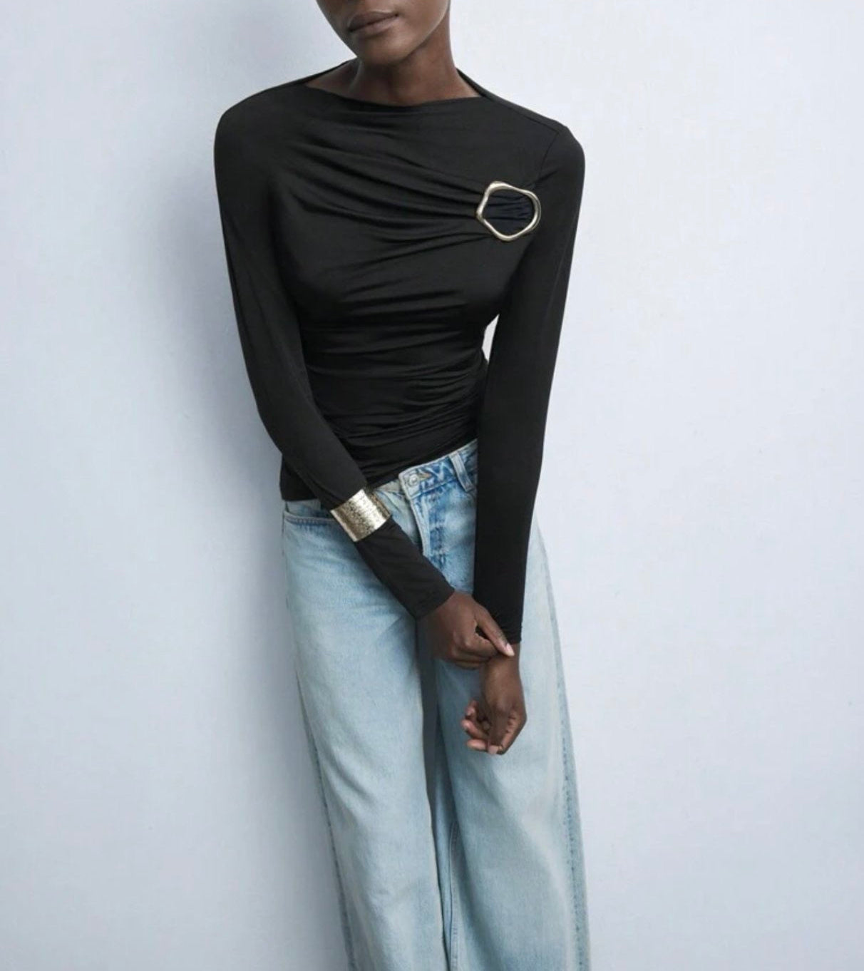 Μακρυμάνικη μπλούζα με χρυσή λεπτομέρεια