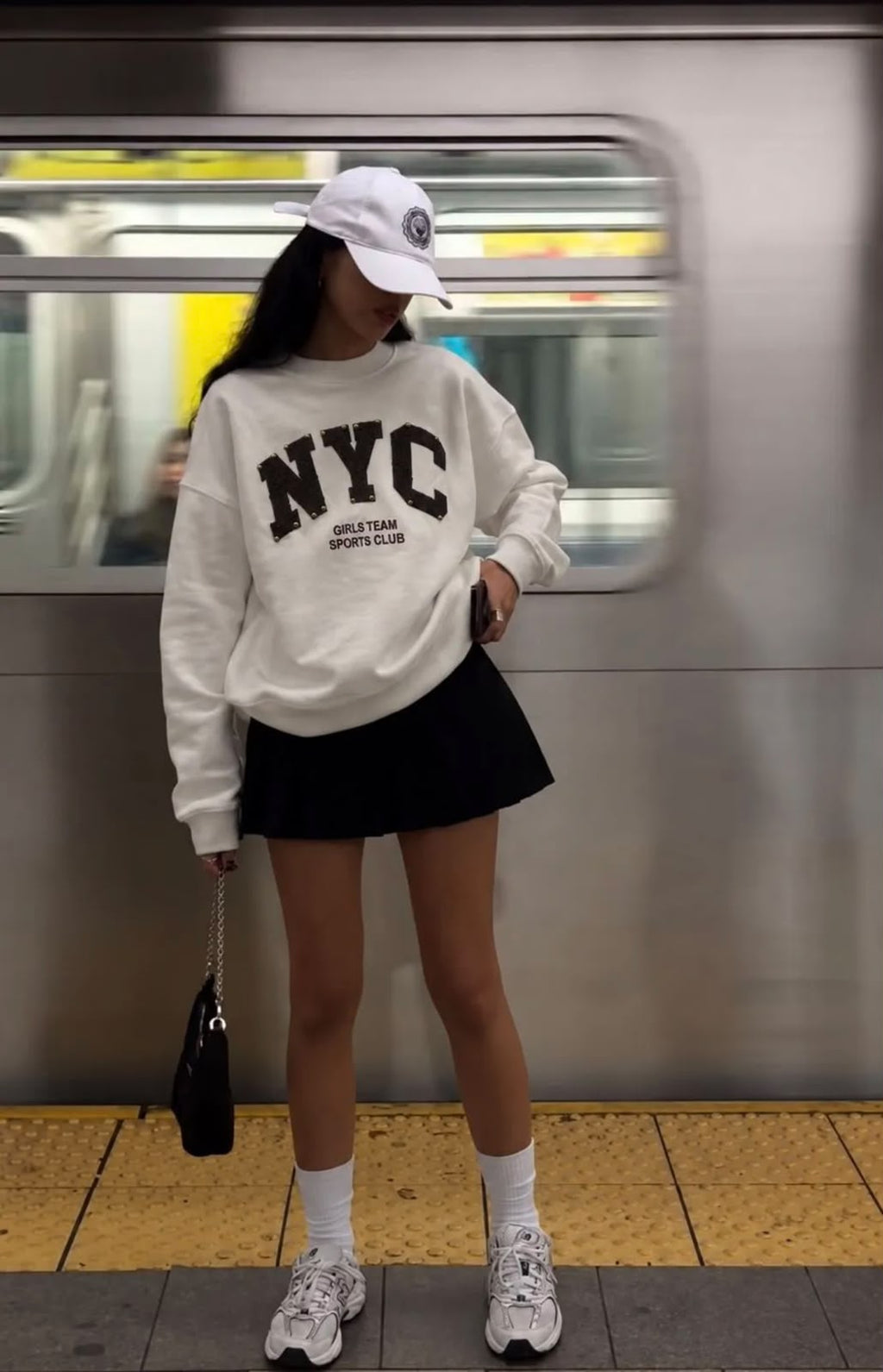 Φούτερ NYC λευκό με μαύρα γράμματα σε μοντέλο