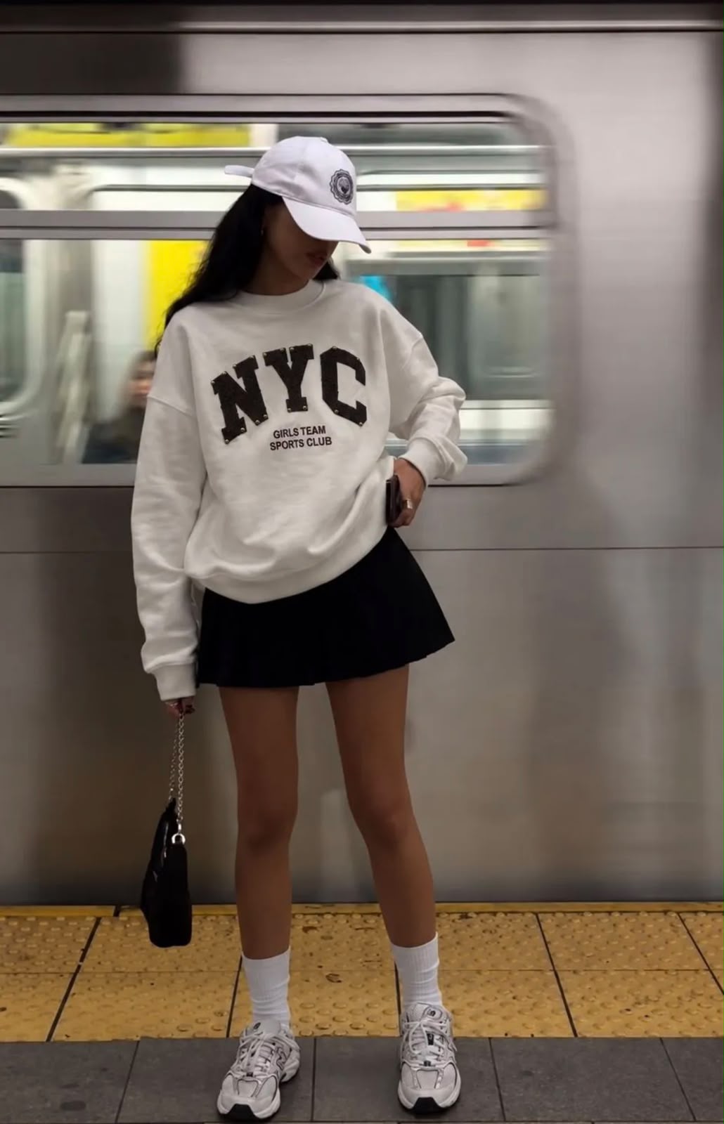 Φούτερ NYC λευκό με μαύρα γράμματα σε μοντέλο