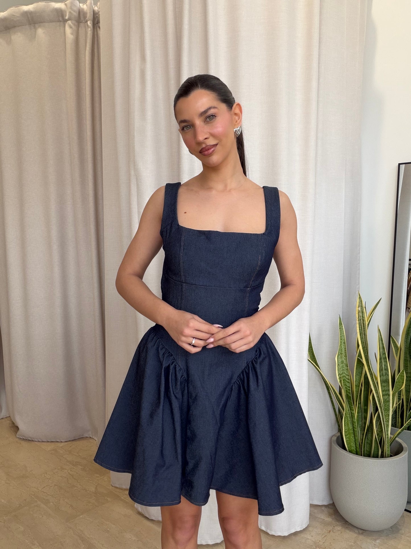 Denim mini φόρεμα με έξω πλάτη
