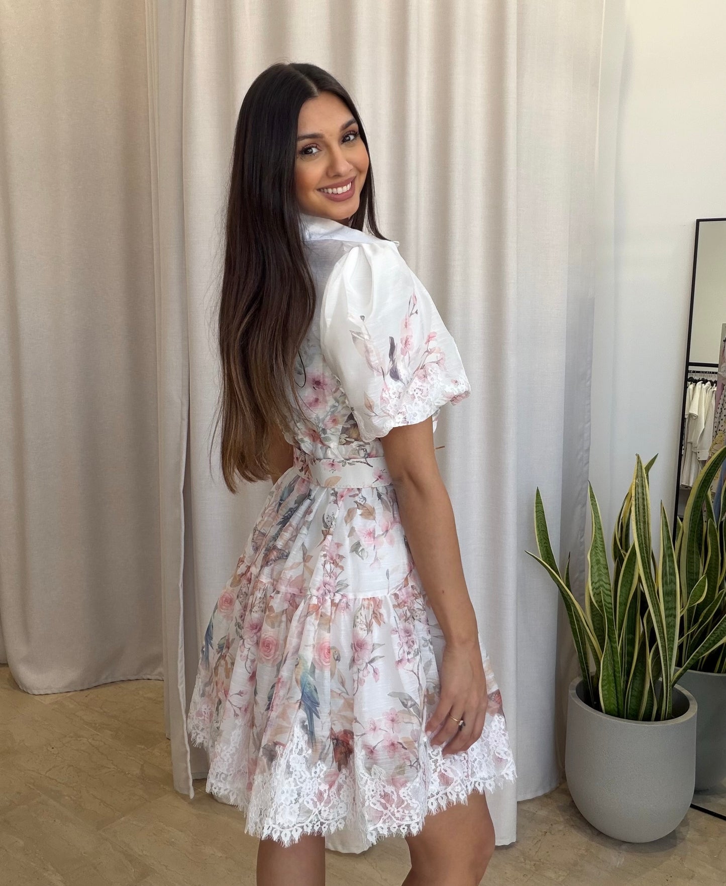 Γυναικείο floral mini φόρεμα με δαντέλα και ζώνη