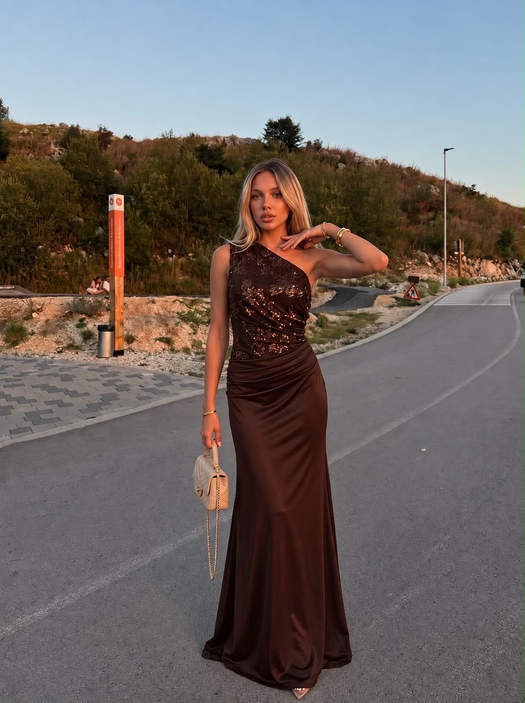 Maxi φόρεμα one shoulder με παγιέτες καφέ