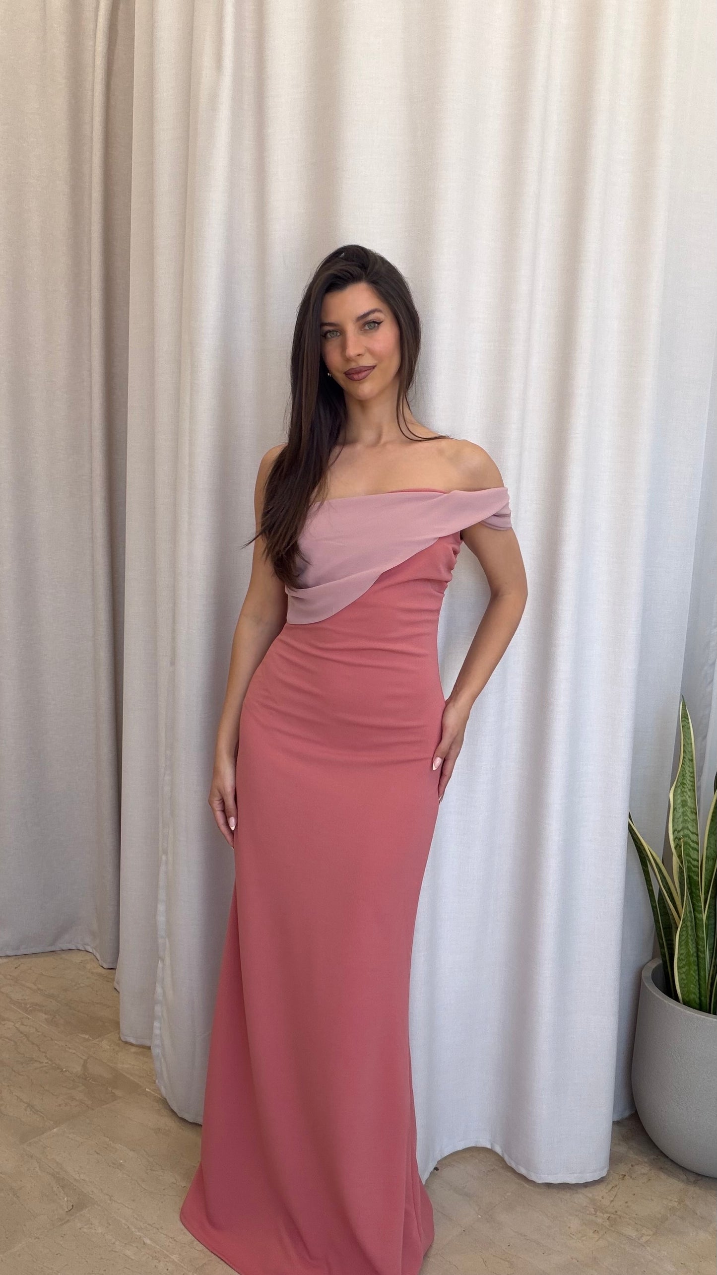 Maxi φόρεμα off-shoulder με διχρωμία