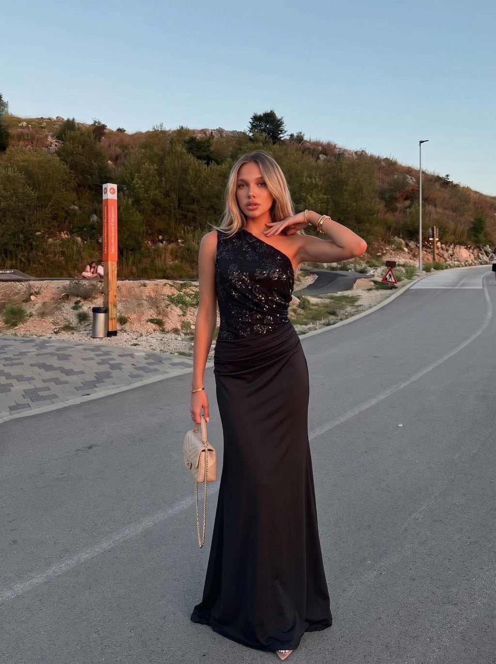 Maxi φόρεμα one shoulder με παγιέτες μαύρο