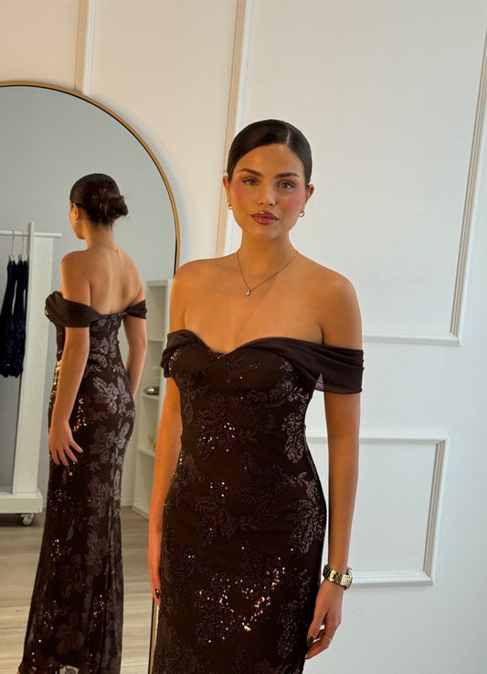 Φόρεμα με έξω ώμους και κεντητές λεπτομέρειες