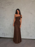 Maxi φόρεμα one shoulder με στρας και σούρες καφέ