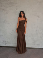 Maxi φόρεμα one shoulder με στρας και σούρες καφέ