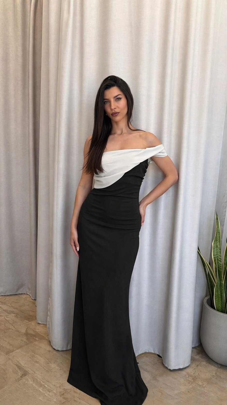 Maxi φόρεμα off-shoulder με διχρωμία