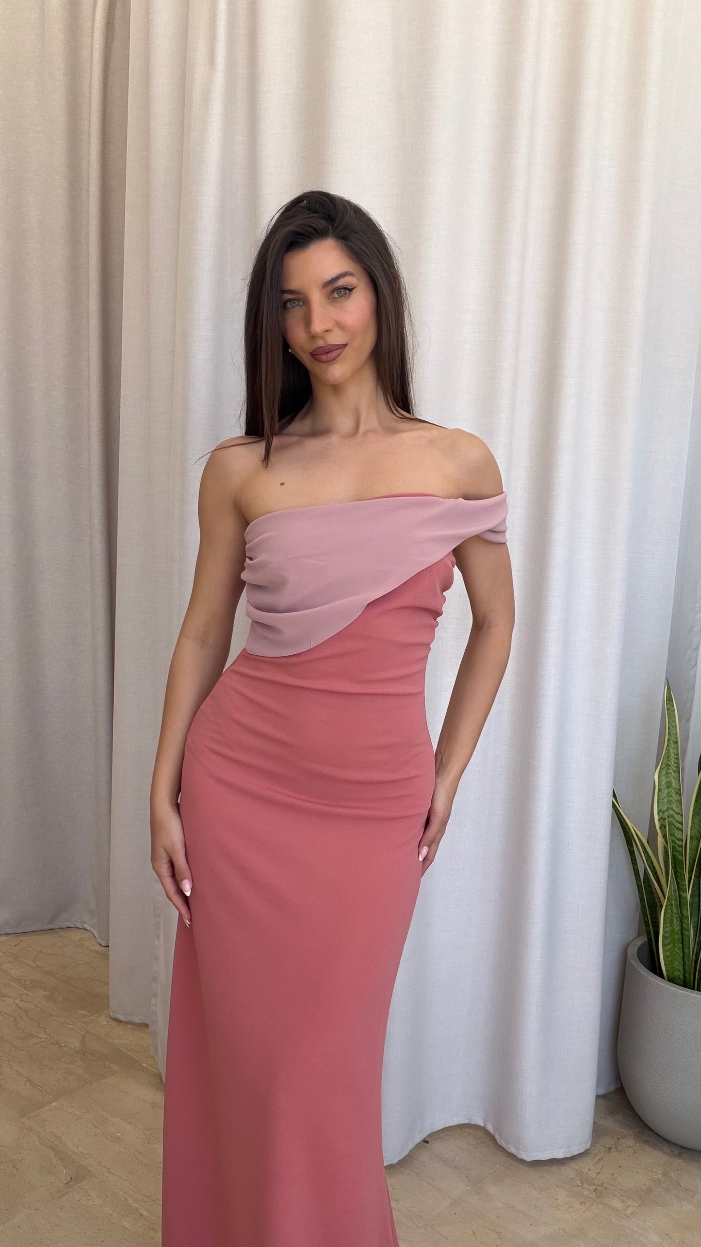 Maxi φόρεμα off-shoulder με διχρωμία