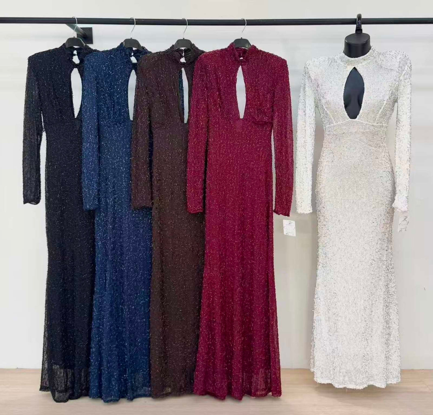 Μακρυμάνικο φόρεμα με ντεκολτέ