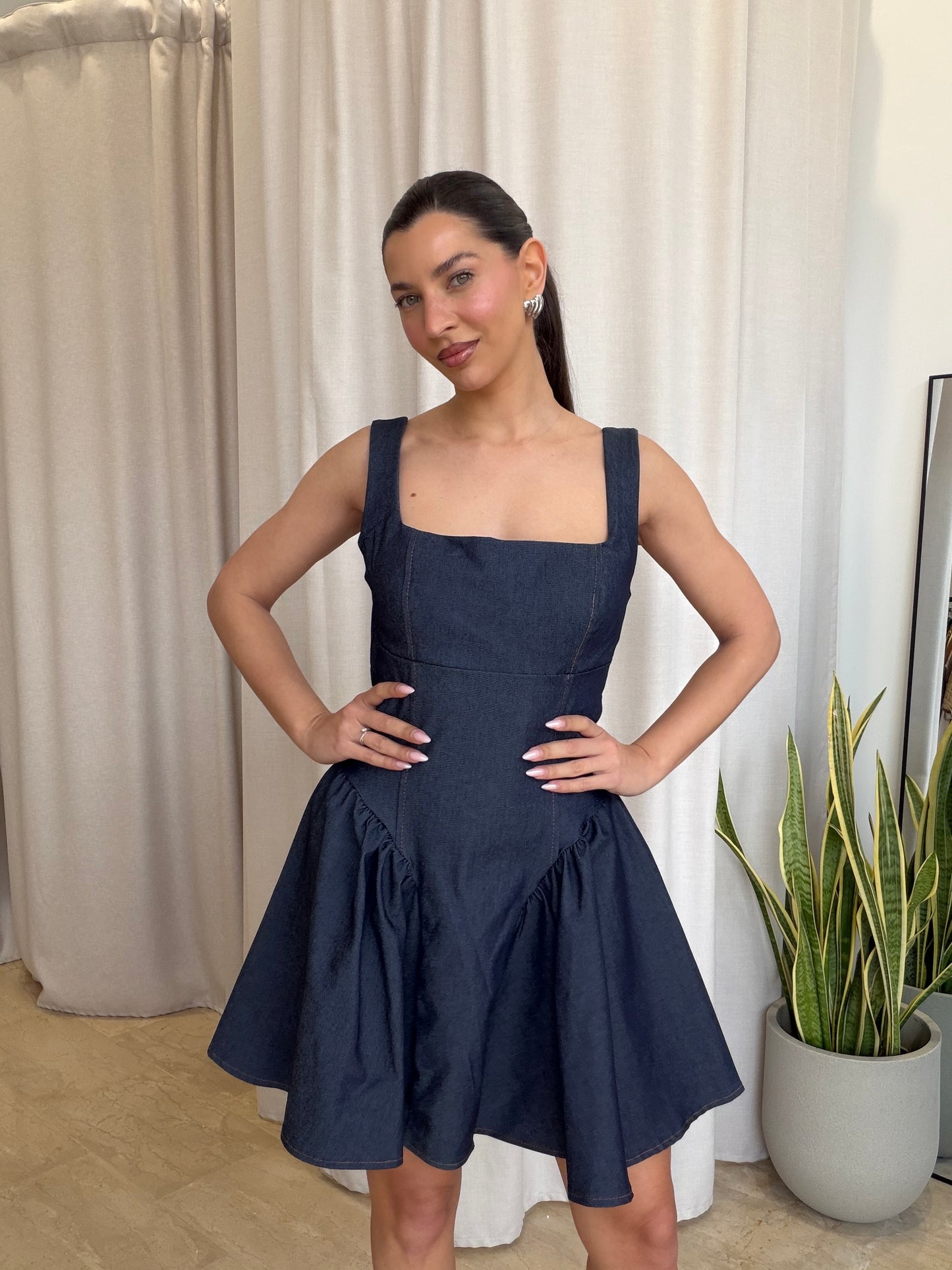 Denim mini φόρεμα με έξω πλάτη