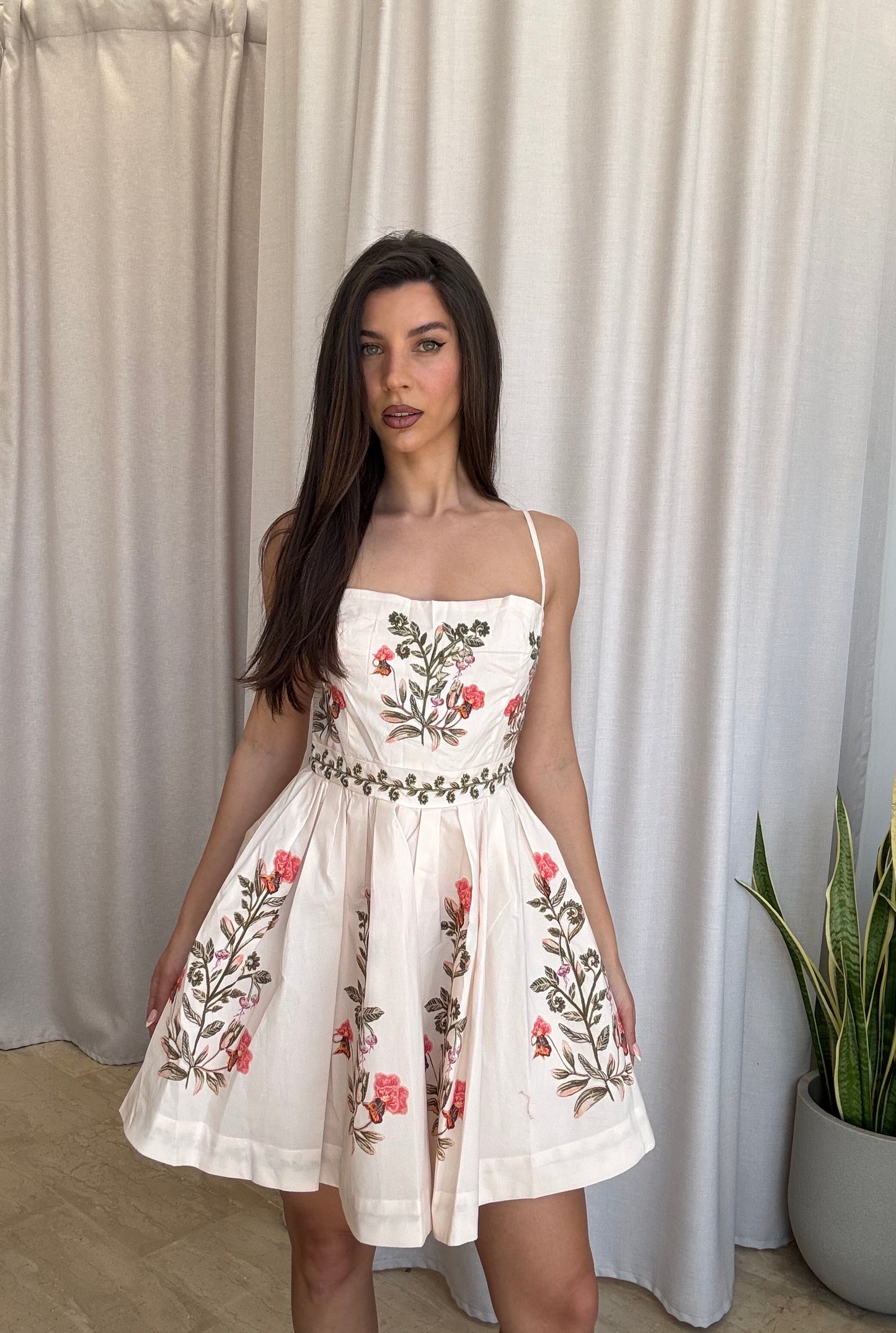 Mini φόρεμα με floral κέντημα