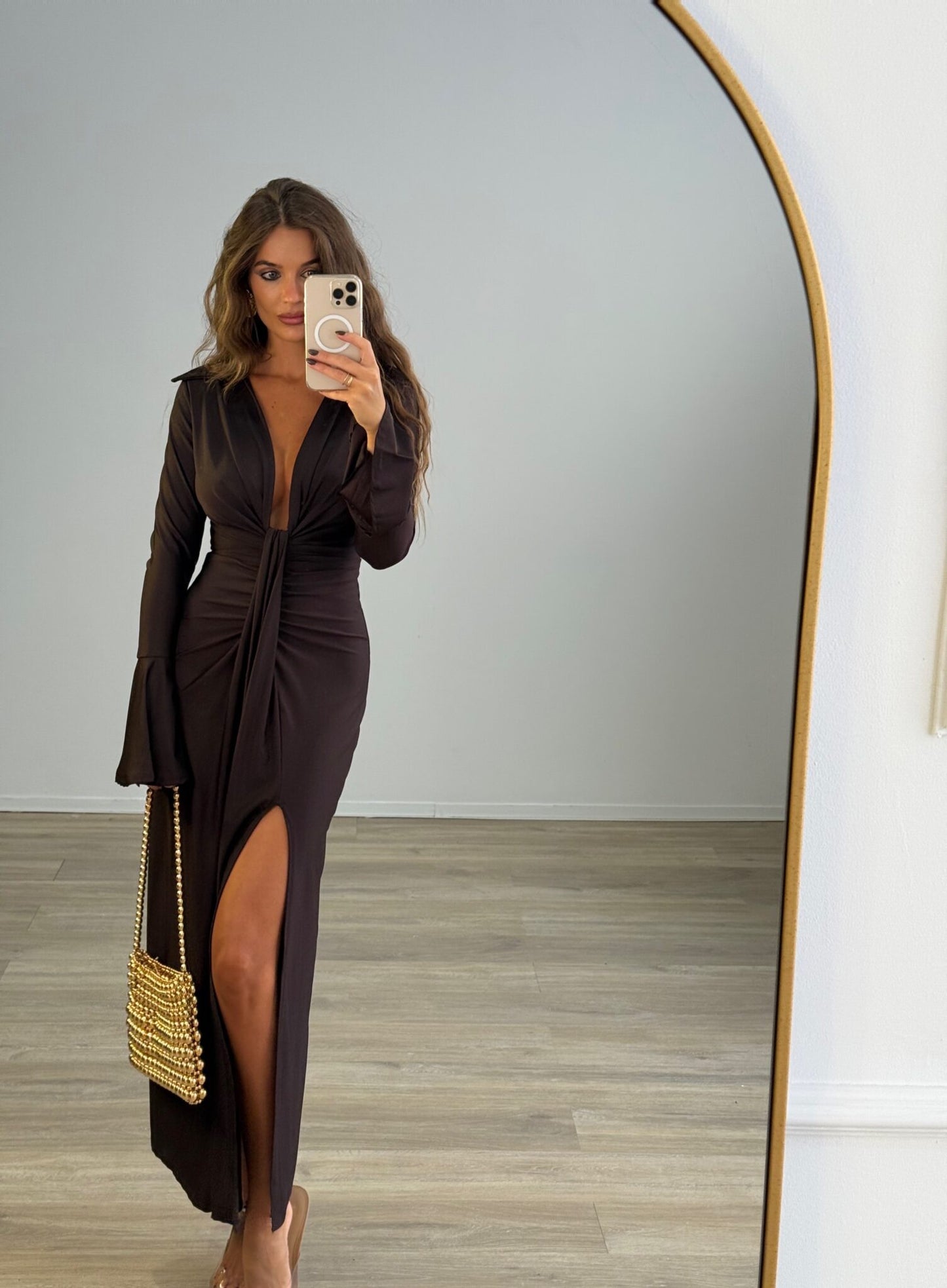 Φόρεμα μακρυμάνικο με ντεκολτέ