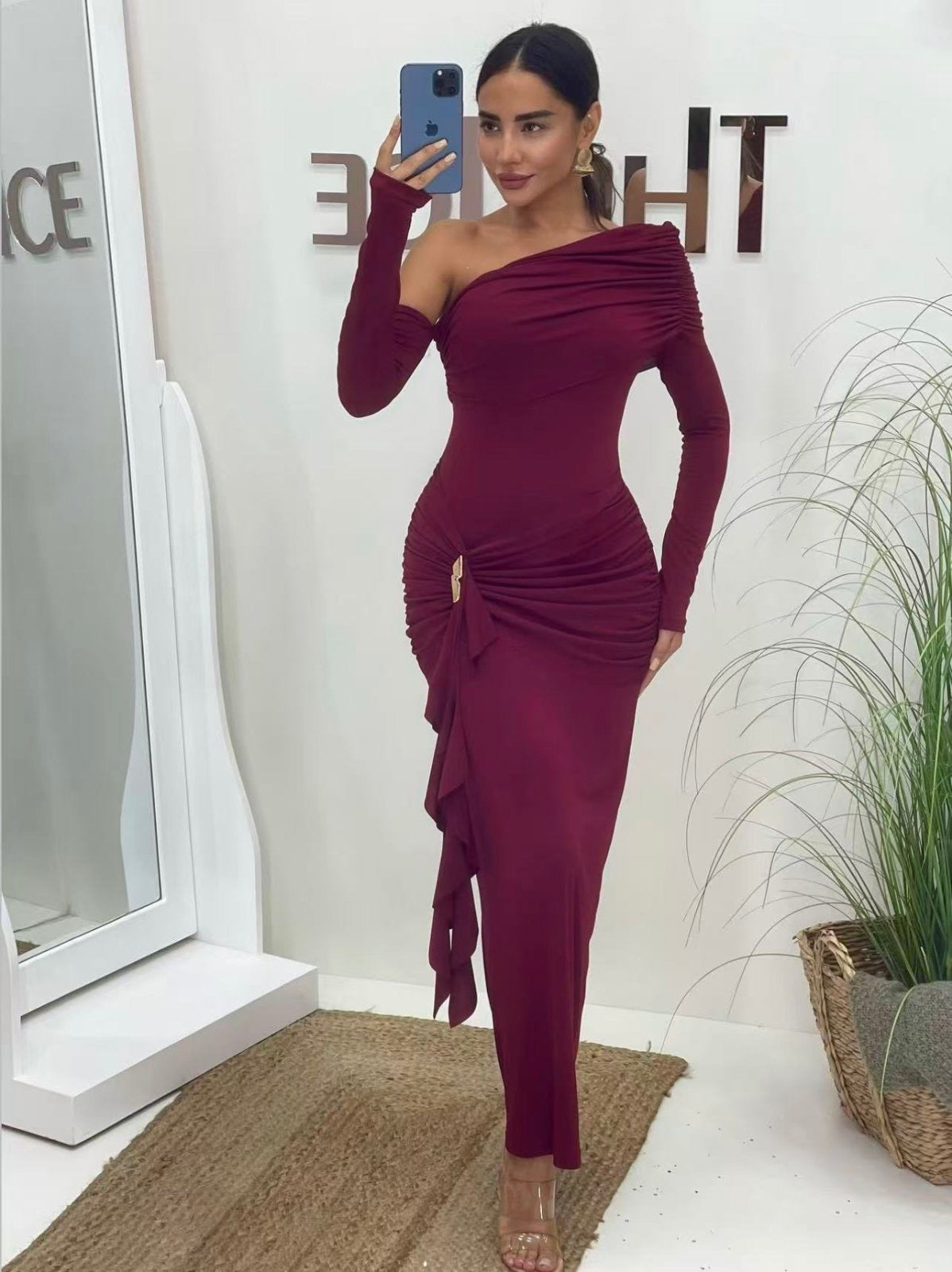 Φόρεμα με εξω ώμους και χρυσή λεπτομέρεια