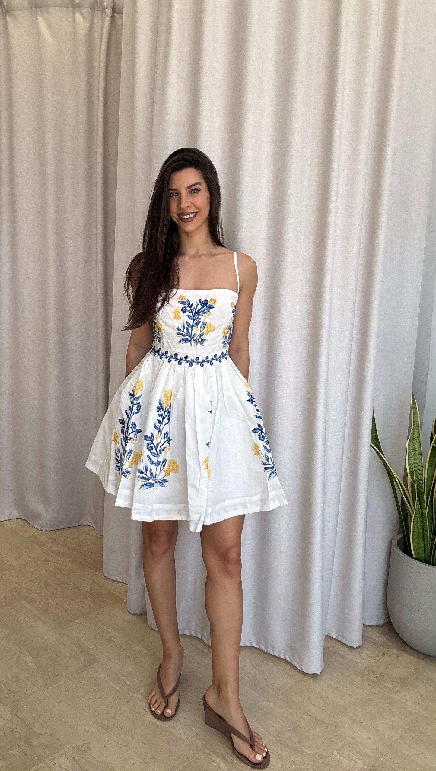 Mini φόρεμα με floral κέντημα