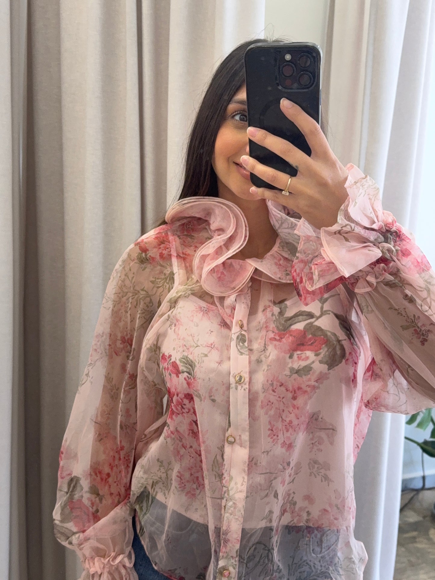 Πουκάμισο με βολάν στο γιακά