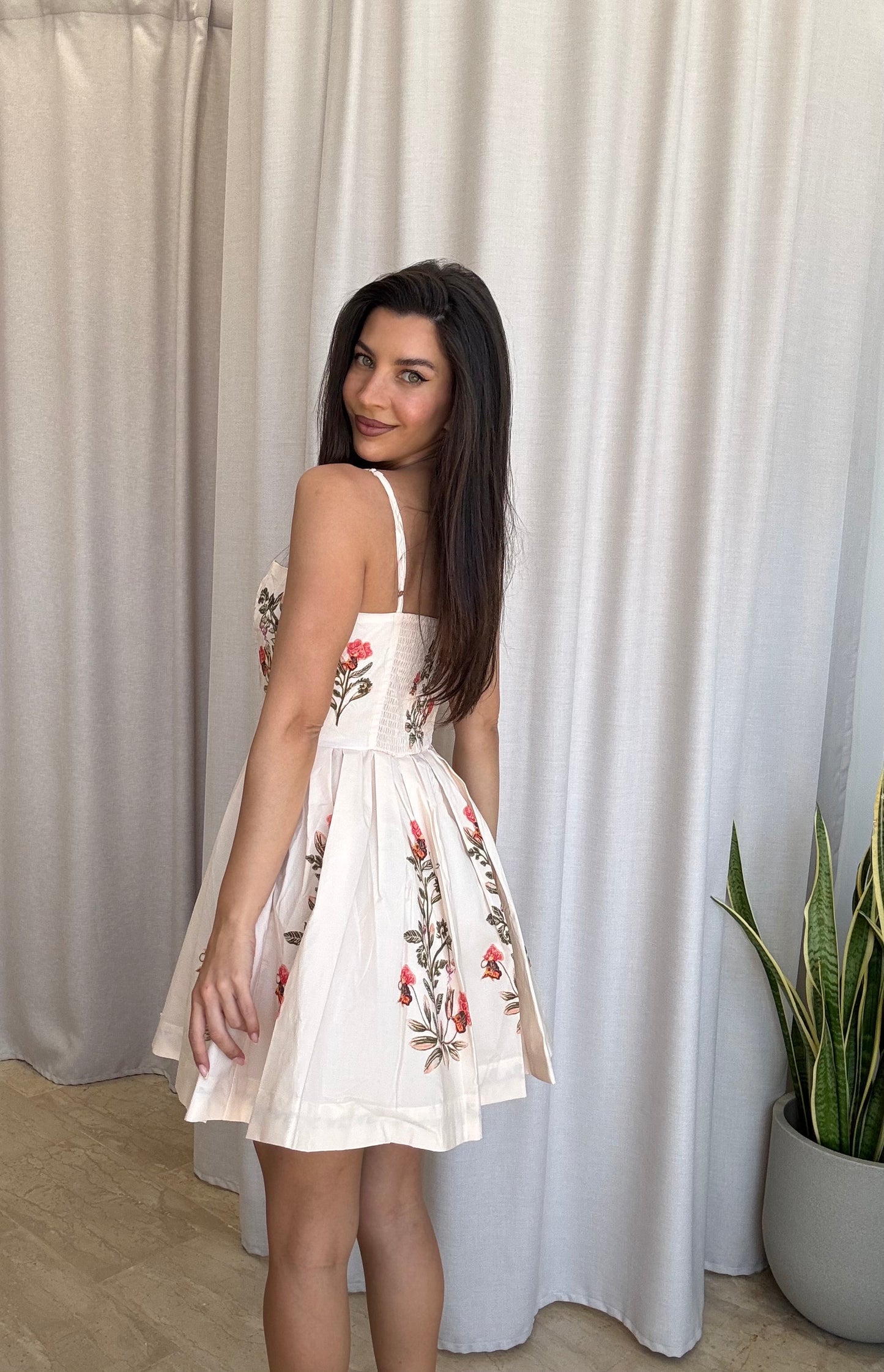 Mini φόρεμα με floral κέντημα
