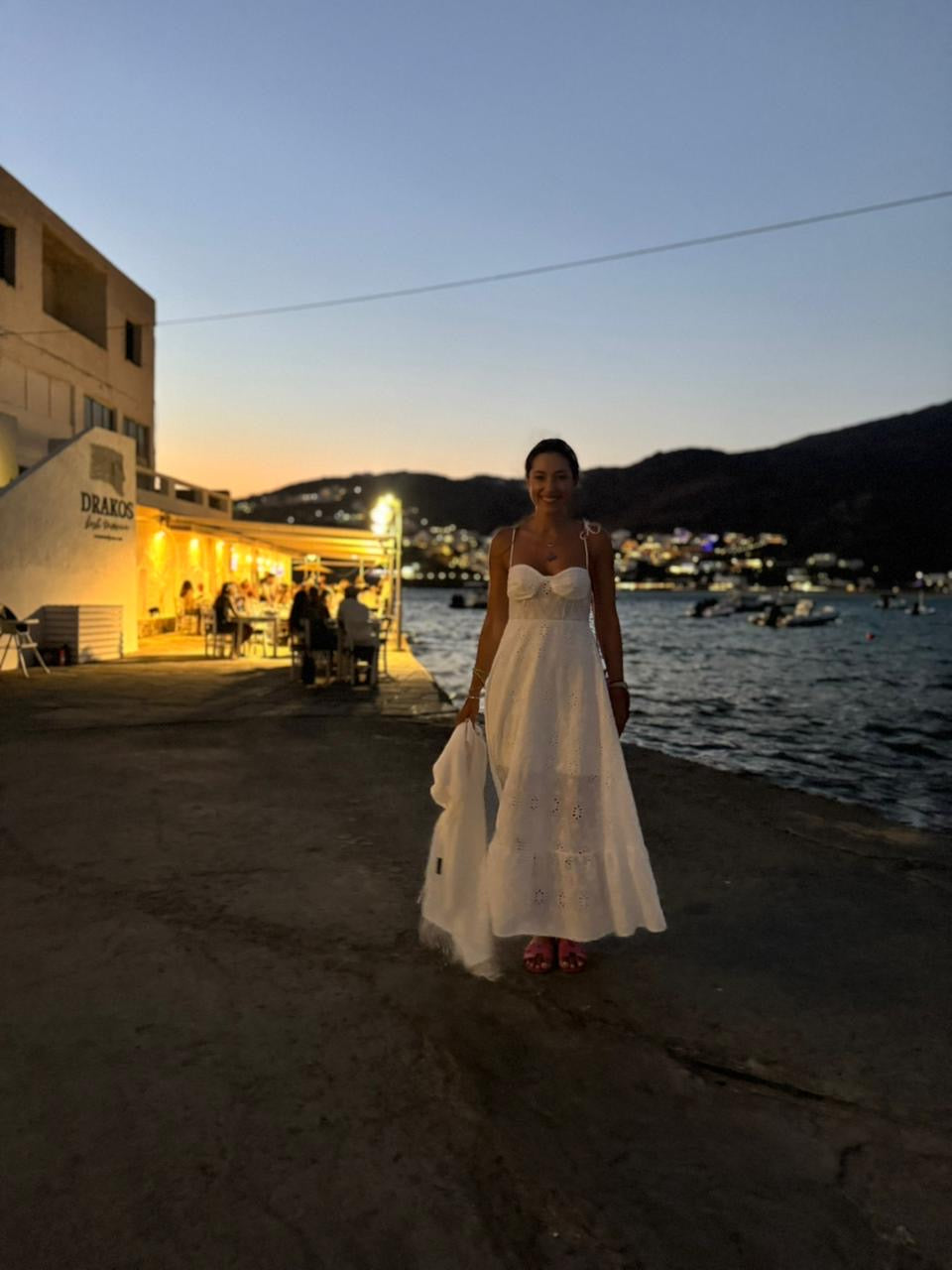 Φόρεμα με διατρητες λεπτομέρεις