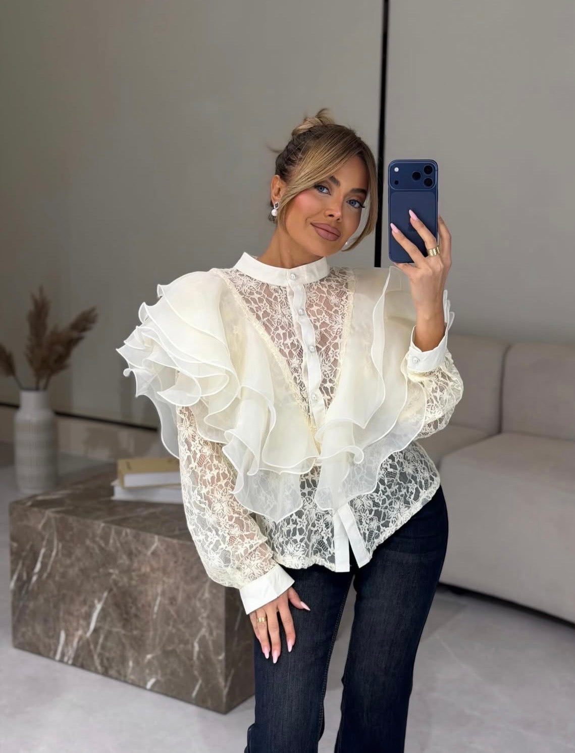 Μπλούζα με βολάν και δαντέλα