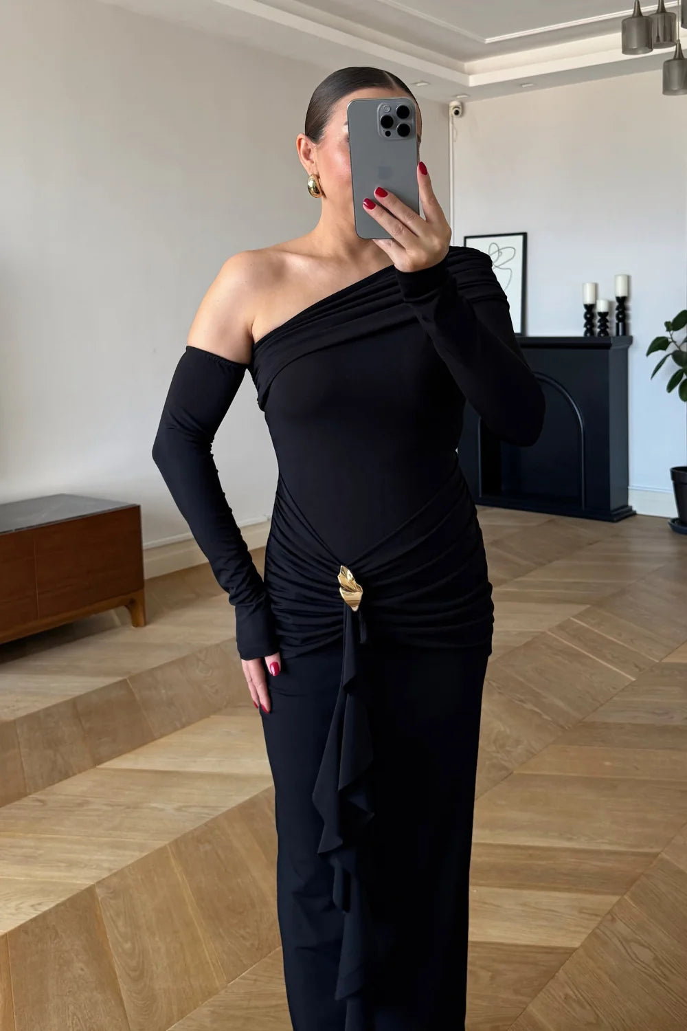 Φόρεμα με εξω ώμους και χρυσή λεπτομέρεια