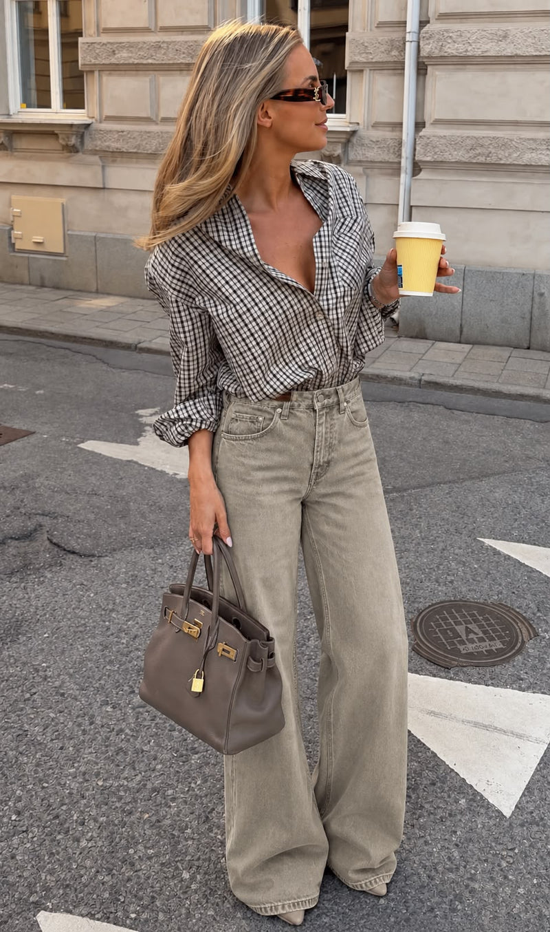 Wide leg τζιν washed μπεζ σε μοντέλο