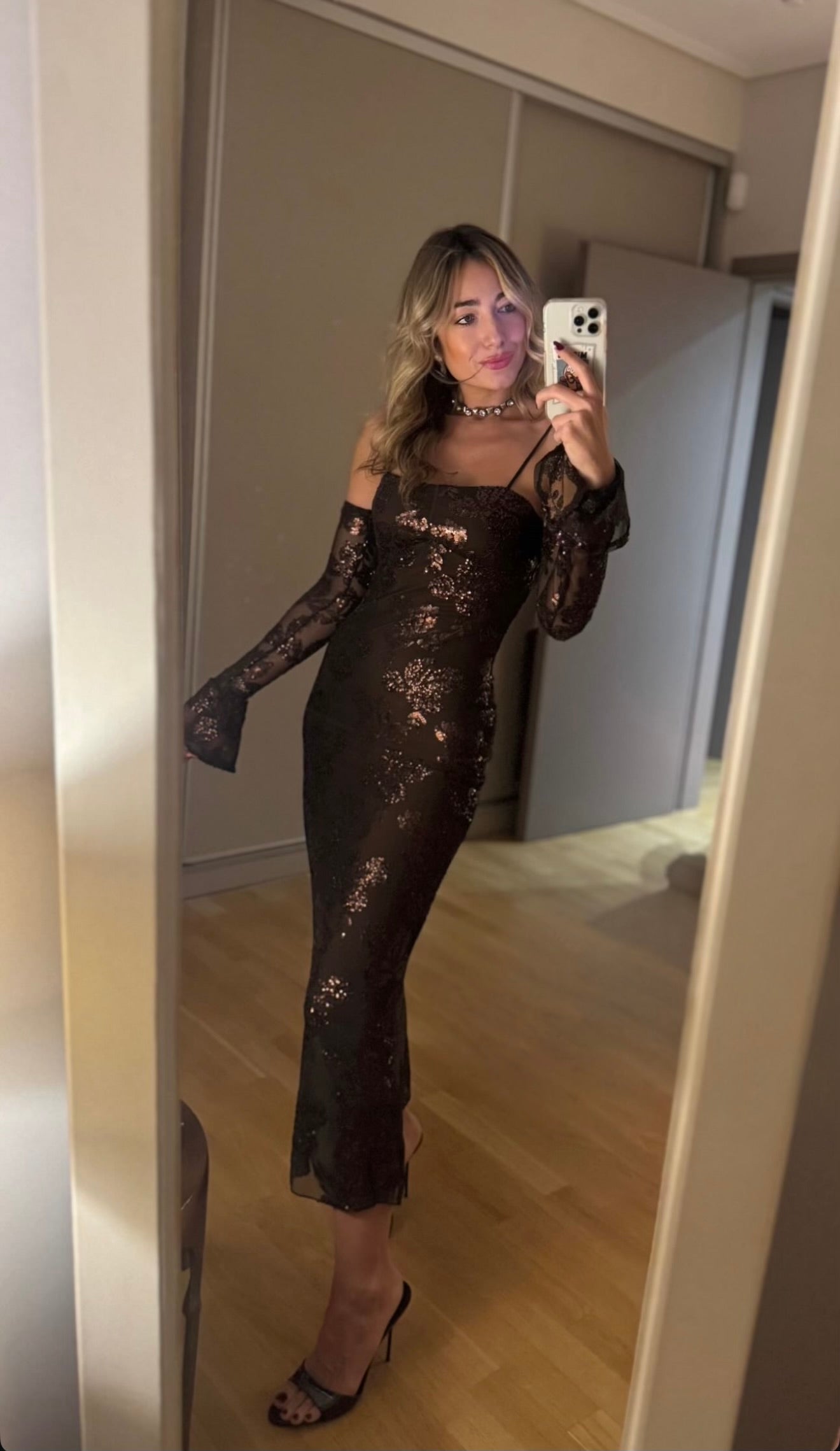 Φόρεμα με κεντητές λεπτομέρειες και μανίκια