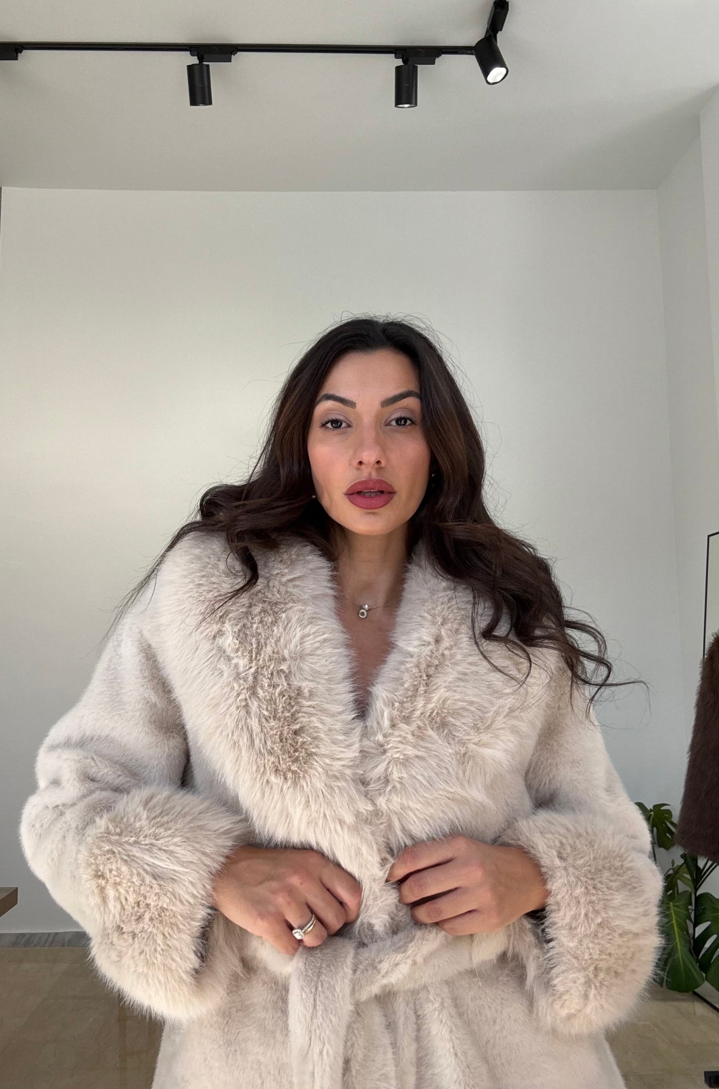 Πανωφόρι faux γούνα με ζώνη