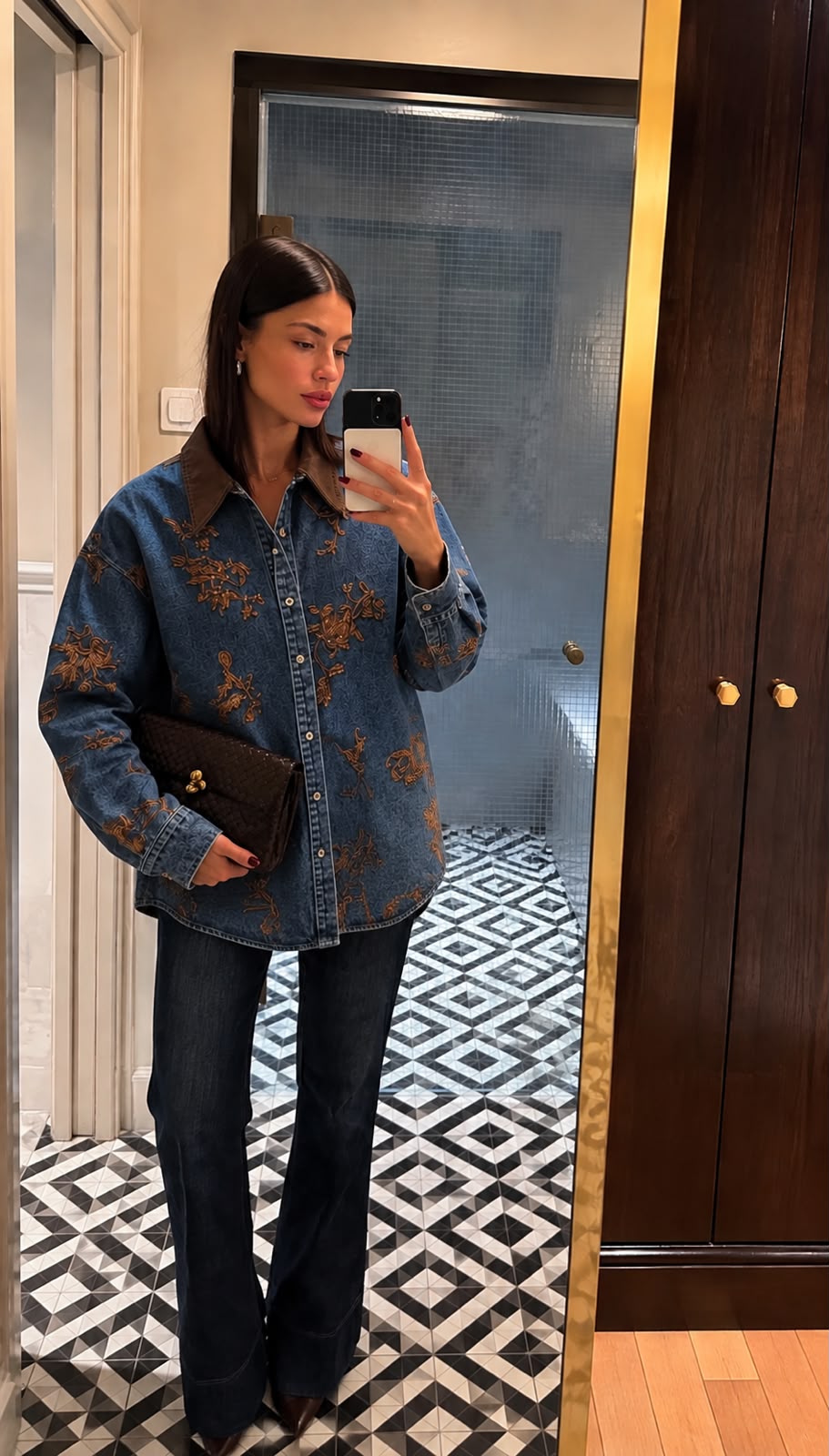 Oversized Denim Πουκάμισο με Κεντήματα και Καφέ Γιακά