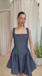 Denim mini φόρεμα με έξω πλάτη
