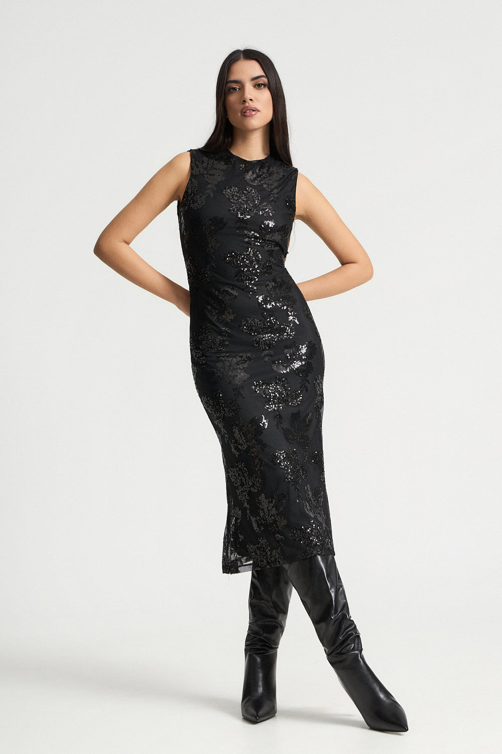 Φόρεμα με έξω πλάτη και παγιέτα