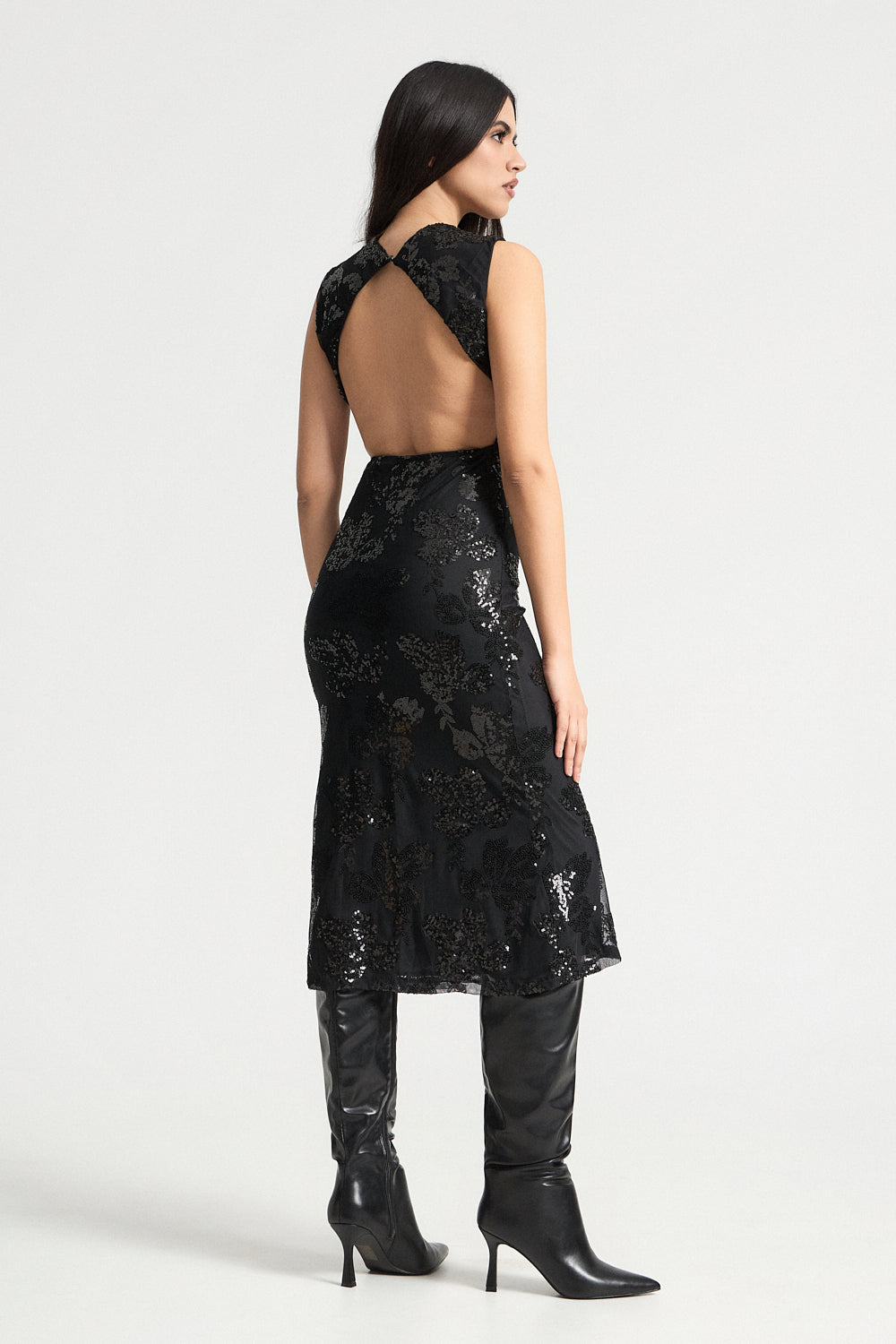 Φόρεμα με έξω πλάτη και παγιέτα