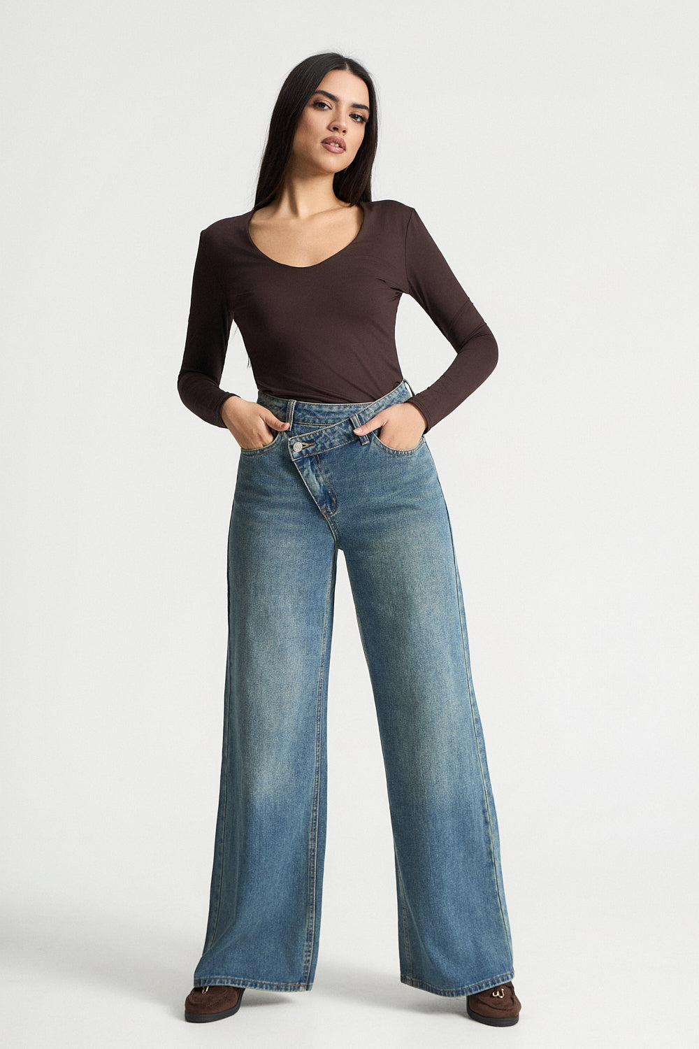 Τζιν με ασύμμετρο κούμπωμα