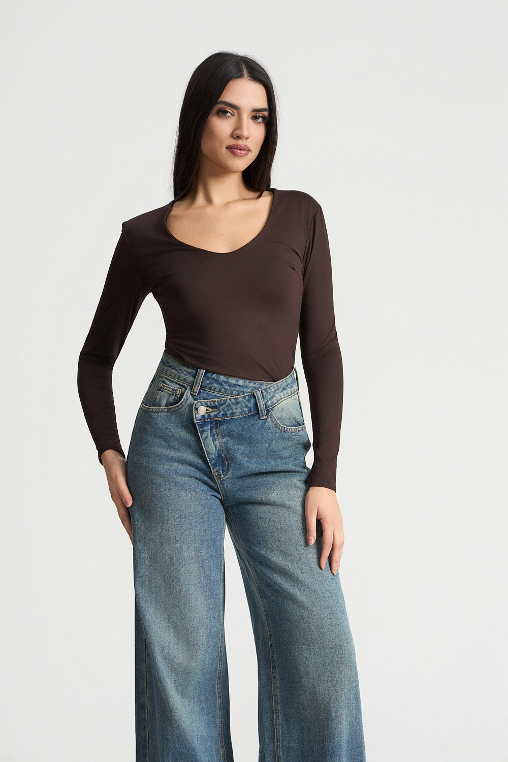 Τζιν με ασύμμετρο κούμπωμα