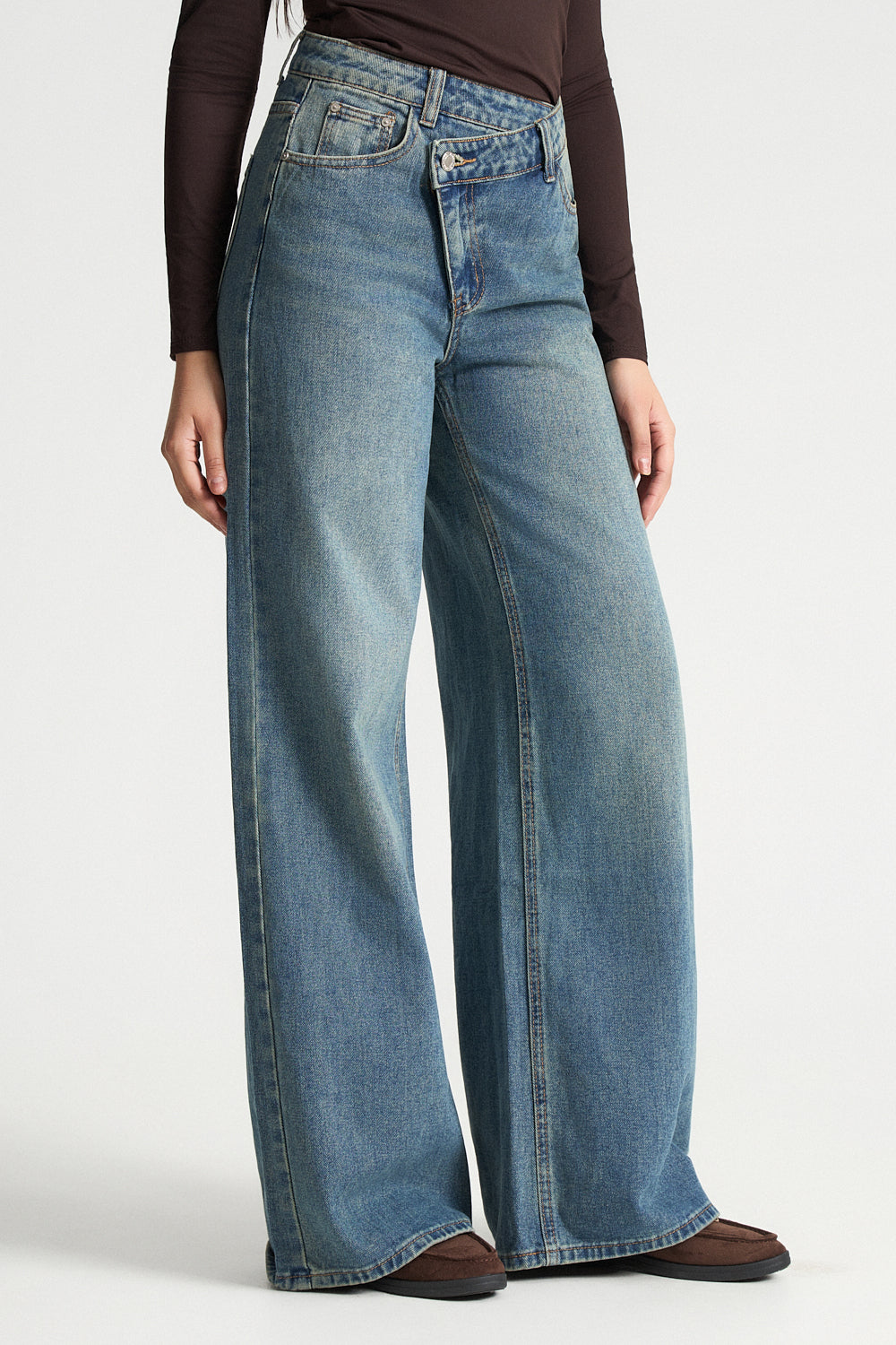 Τζιν με ασύμμετρο κούμπωμα