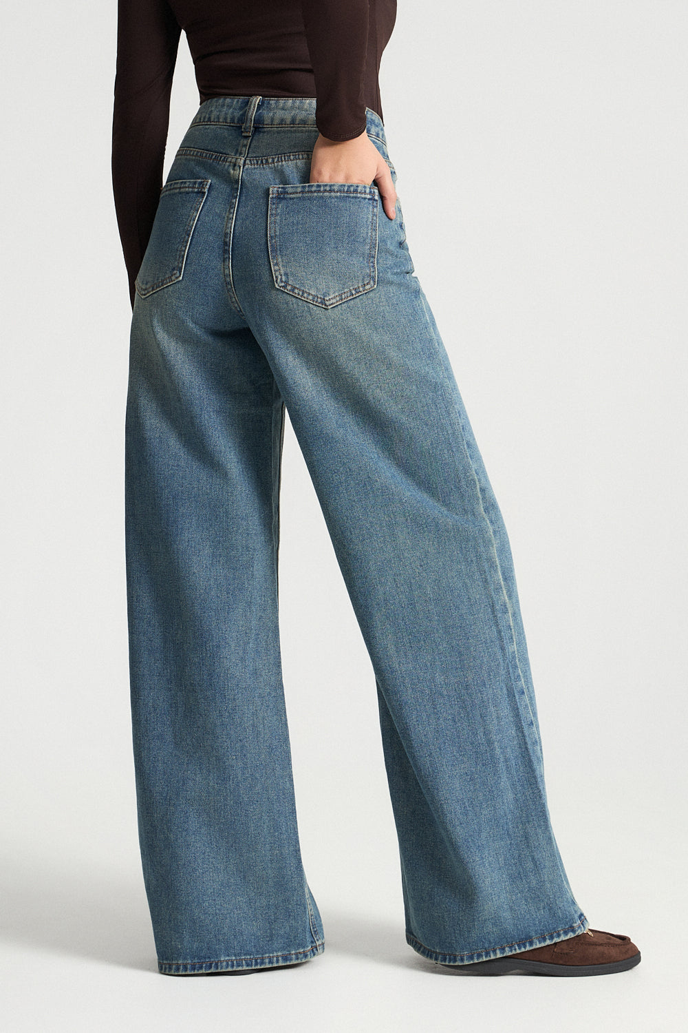 Τζιν με ασύμμετρο κούμπωμα